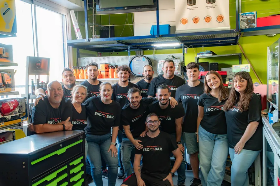 Equipo de Todo Recambios Escobar dentro de la tienda